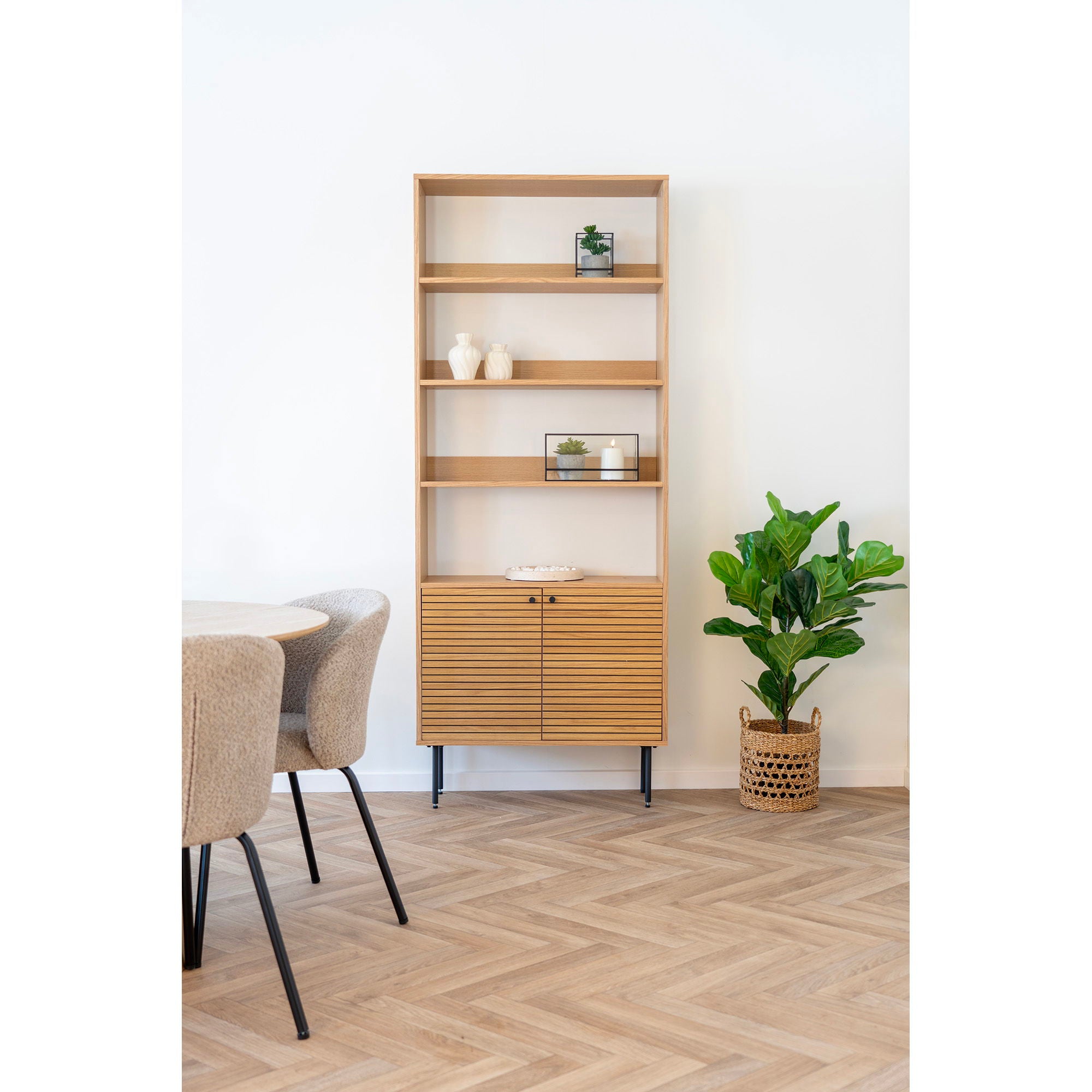 Kyoto Bücherregal – Eichefurnier, 2 Türen, 4 Regalfächer, schwarze Metallbeine, 80 × 30 × 200 cm